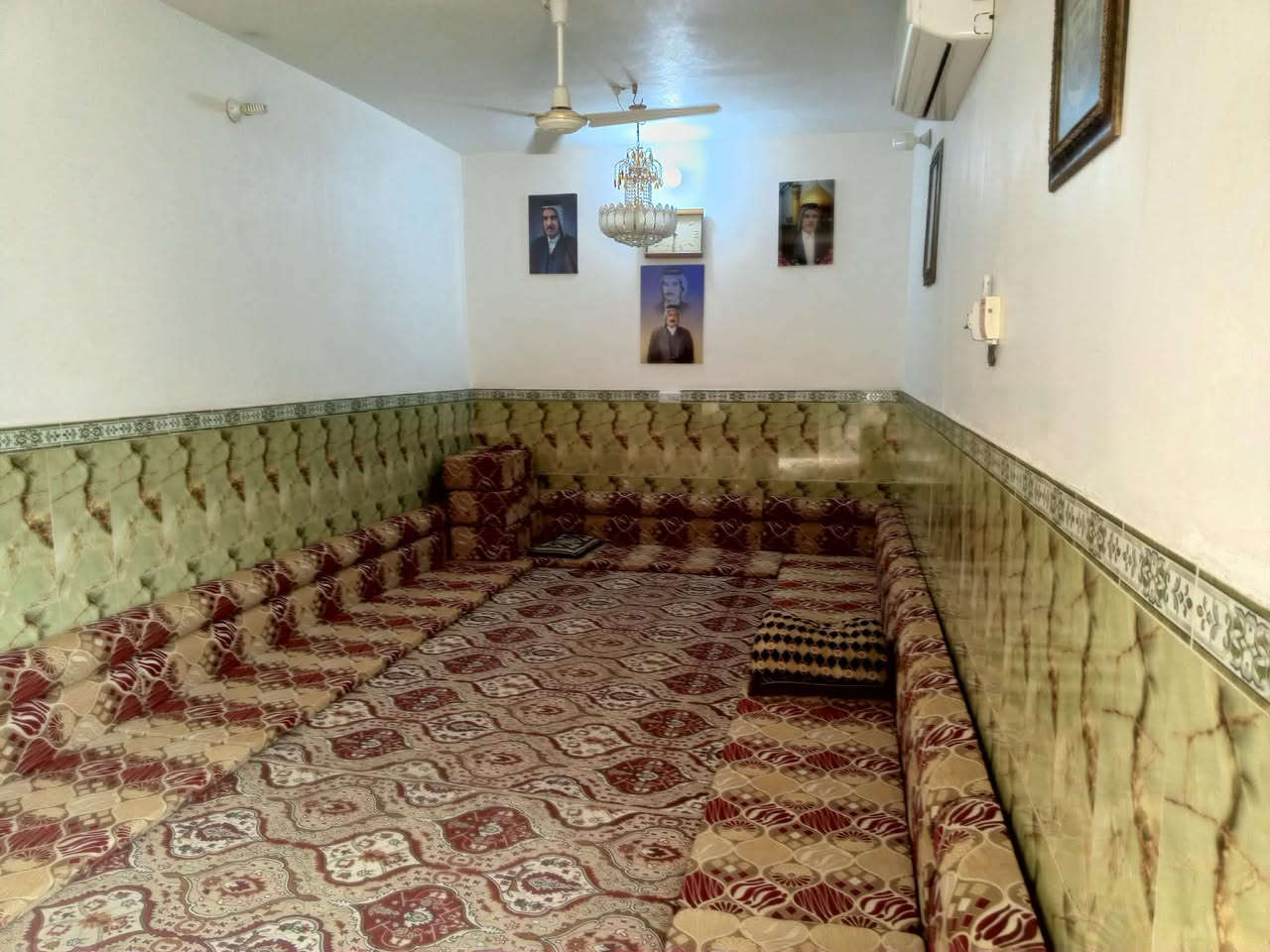 طابو صرف 200م يتكون من غرفتين وصاله ومطبخ واستقبال الضيوف وصحيات سعر 70 وكامل الخدمات شارع مولده وكهرباء وماي ومجاري شافعيه قريب سايدين بانزين خانة يم الصورة ابو الفضل العباس بالفرع ‏‪***********‬‏ واذا اكو مراوس زراعي بس بناء جديد ومساحة كبيره

