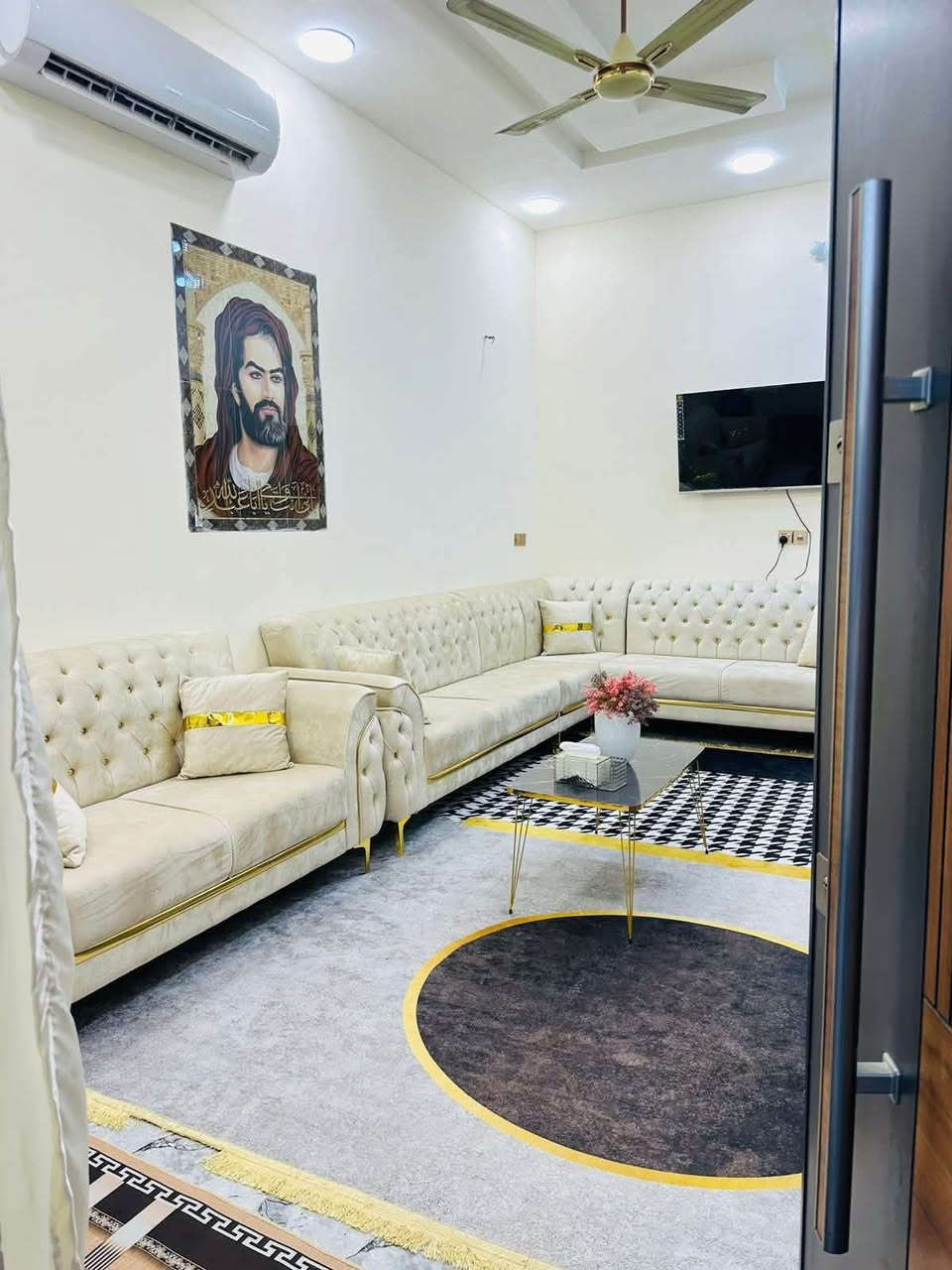 عقار للبيع 🏠
المكان: بغداد - الخطيب الزراعي -قريب جامع الامامين ومقابيل بيت ثويني 
المساحة: 100 متر طابقين 
المواصفات 
.طرمة 
.مدخلين استقبال 
.وحوالي هوو مطبخ هوو حولي 
. وغرفة نوم جوه وفوك غرفتين نوم 
.وصحيات خارجية وجوه وفوك 
.عدد غرفة النوم 3 
.السعر خاص 
.الاستفسار راسلني واتساب ***********

#بيع #الخطيب #العراق #بيوت_للايجار
