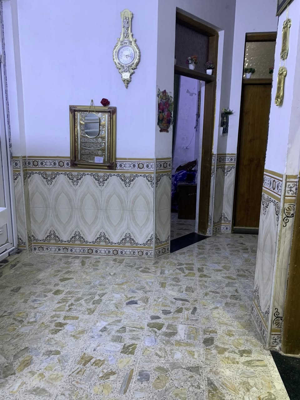 السلام عليكم ورحمة الله وبركاته بيت للبيع في منطقه البلديات المعسكر مساحه ١٦٠ متر يتكون البيت من استقبال ٦في ٤ ومطبخ وغرفتين نوم وبيتونه كلش جبيره السعر ١٢٠ وبيه مجال للشراي الاتصال على رقم الهاتف***********.
