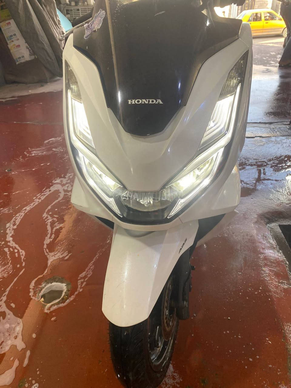 سلام عليكم 
pcx جيل الرابع تايلندي مكفولة كفالة عامة النضافة مثل ماموضحة بالصورة محركها نضيف مامفتوح 
السعر 16 ورقة 
***********
