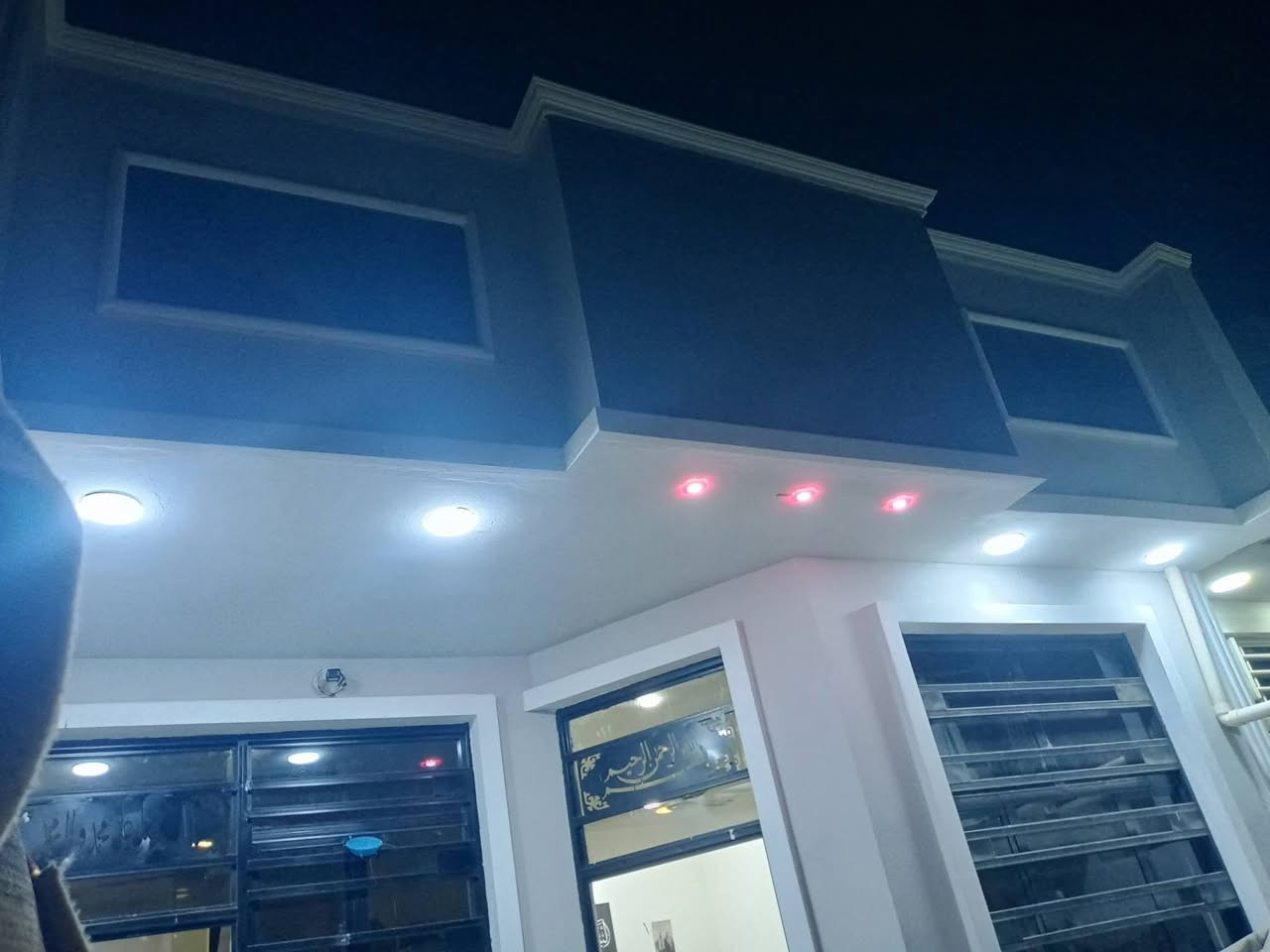 السلام عليكم بيت زراعي لبيع مساحه 125 حي ذويب قرب الكنطرة مال حي الرساله بناء حديث قبل 6اشهر غرفتين نوم وصاله ومطبخ ومضيف كامل على اخر حبايه شارع تبليط باقي الخدمات كامله والمجاري قيد الانشاء وكل هلا بل يجي للستفسار
***********
