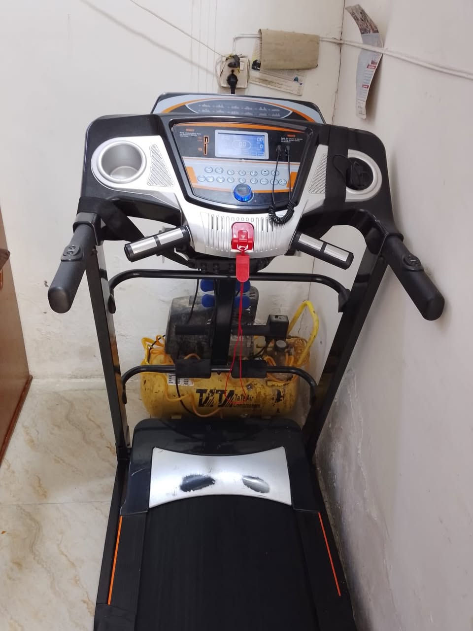 سلام عليكم 
جهاز مشي رياضي (كارديو)
كله شغال وجديد ما مستعمل قليل 
قيم وأخذ بما يرضي الله 
الاستفسار على الرقم 
 0772 877 5937
