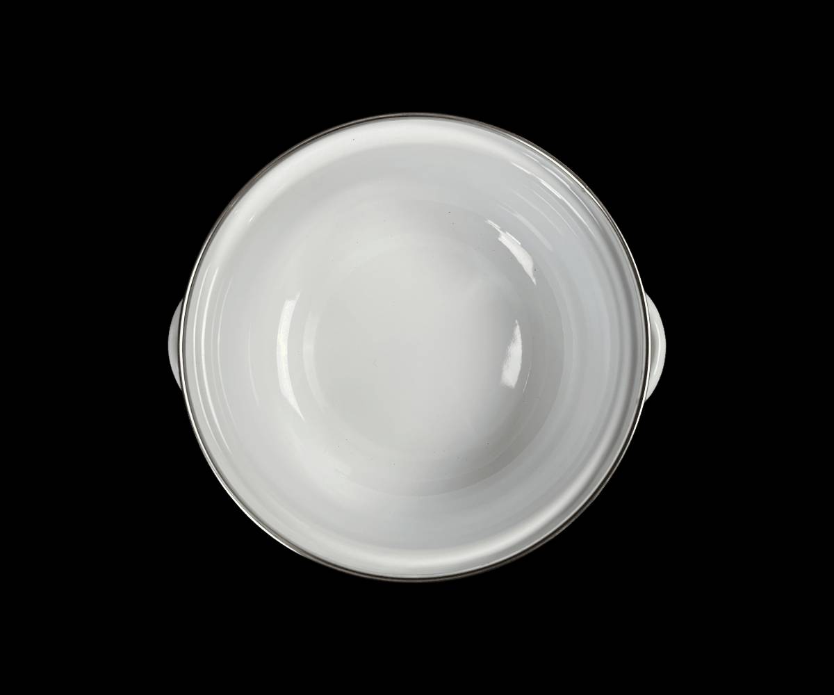 سيت قدور مينا ثلاثي صغير بغطاء زجاج – نقش ورد ملون

الاستخدامات

طبخ الرز، الشوربات، العدس، والمعكرونة بكميات صغيرة.

تسخين الطعام وحفظه ساخناً لفترة أطول.

مناسب للعوائل الصغيرة أو الاستخدام اليومي السريع.

مثالي للمطابخ الصغيرة والشقق.

المميزات

مصنوع من معدن مطلي بطبقة مينا حرارية مقاومة للصدأ.

طلاء داخلي أملس غير قابل للالتصاق وسهل التنظيف.

أغطية زجاج حراري شفاف لمراقبة الطعام أثناء الطبخ.

حافة ستانلس ستيل مقاومة للحرارة والصدمات.

مقابض جانبية مريحة وثابتة لسهولة الحمل.

تصميم نقش ورد ملون أنيق يضيف لمسة جمالية للمطبخ.

توزيع جيد للحرارة لطهي متوازن.

مناسب للاستخدام على الغاز.

محتويات الصندوق

- القدر الصغير: بقطر 12 سم.
- القدر المتوسط: بقطر 14 سم.
- القدر الكبير: بقطر 16 سم.

3 أغطية زجاج حراري بمقبض علوي.

الملاحظات

يفضل استخدام ملاعق خشبية أو سيليكون للحفاظ على طبقة المينا.

غير مخصص للاستخدام داخل المايكرويف.

يُغسل يدوياً للحفاظ على جودة النقش الخارجي.

قياس الكارتون:

- الطول: 16.5 سم
- العرض: 16.5 سم
- الارتفاع: 15 سم