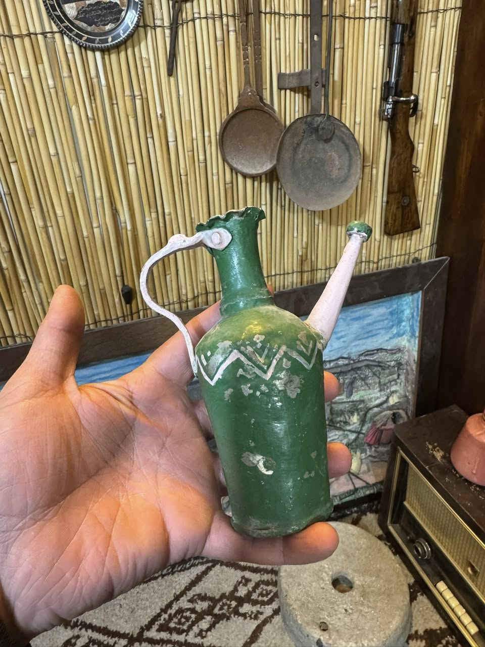 مشربه قديمه جدا من الفخار القديم مختومه بغداد ارتفاع ٢٩ سم 
وابويق تحفه التحف وزن ثقيل ارتفاع  ١٦سم 
***********
