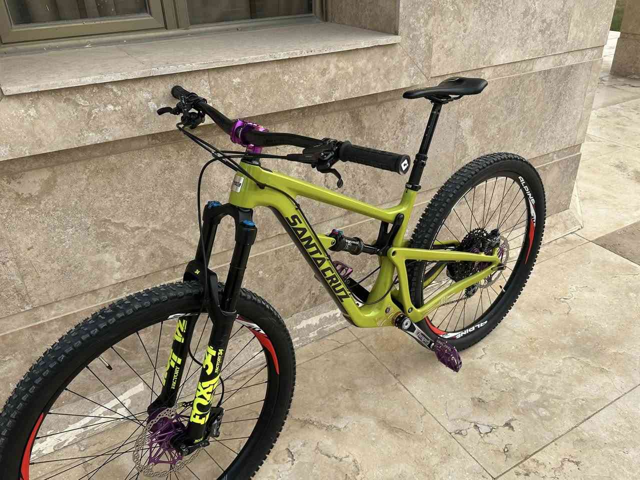 السلام عليكم
santa cruz high tower
الحجم 29 L
كاربون فايبر
سيت كروب GX sram 
بريكات xt دبل بستم
ويلات V6 صناعه برطانيه UK
دبلات FOX 🦊 
 بايدرات hope  صناعه uk
صينيه وذراع hope صناعه UK
اقراص بريك hope
للتواصل ***********
السعر 2500$ يعني 25 ورقه
