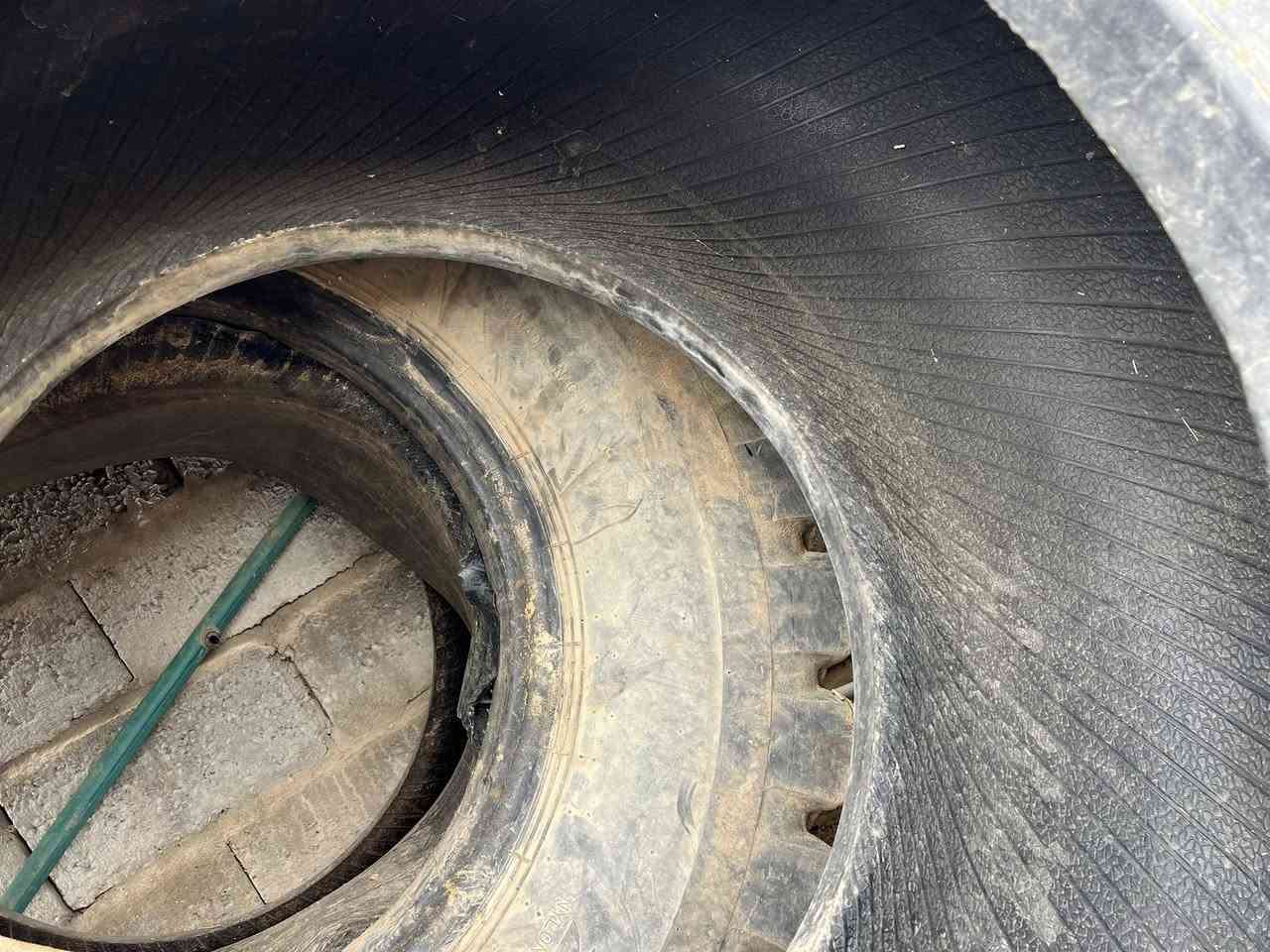 تايرات شفل 80كدام العين الحجم 20-5-25اتصل وتدلل***********@***********
