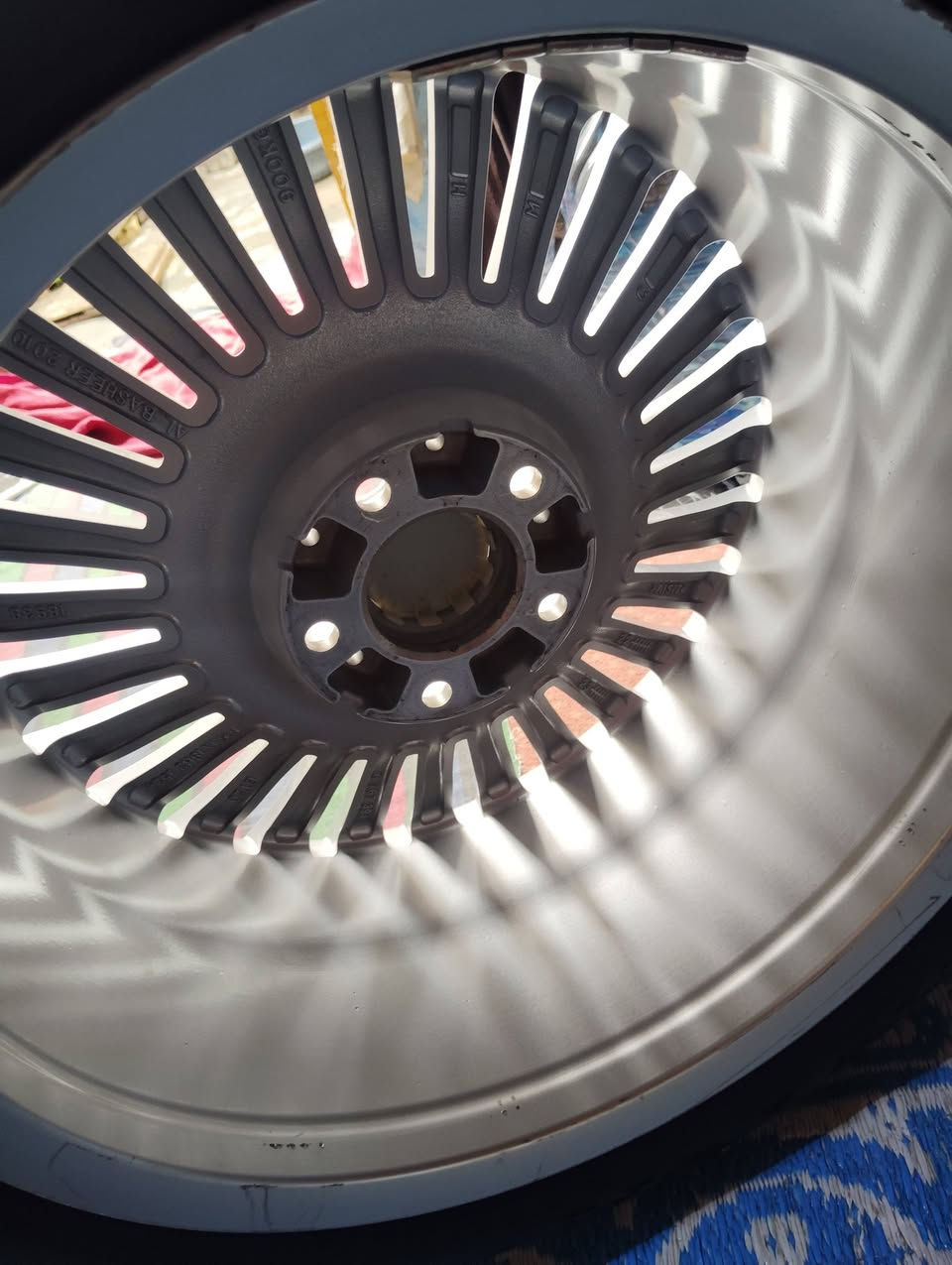 للبيع ويل باخره واحد فقط تك جديد ممشدود عله سياره هوه والتاير مالته جدد
سعر 150 وبي مجال قليل 
ممتوفر ع الفيس بس اتصال 
***********
***********
