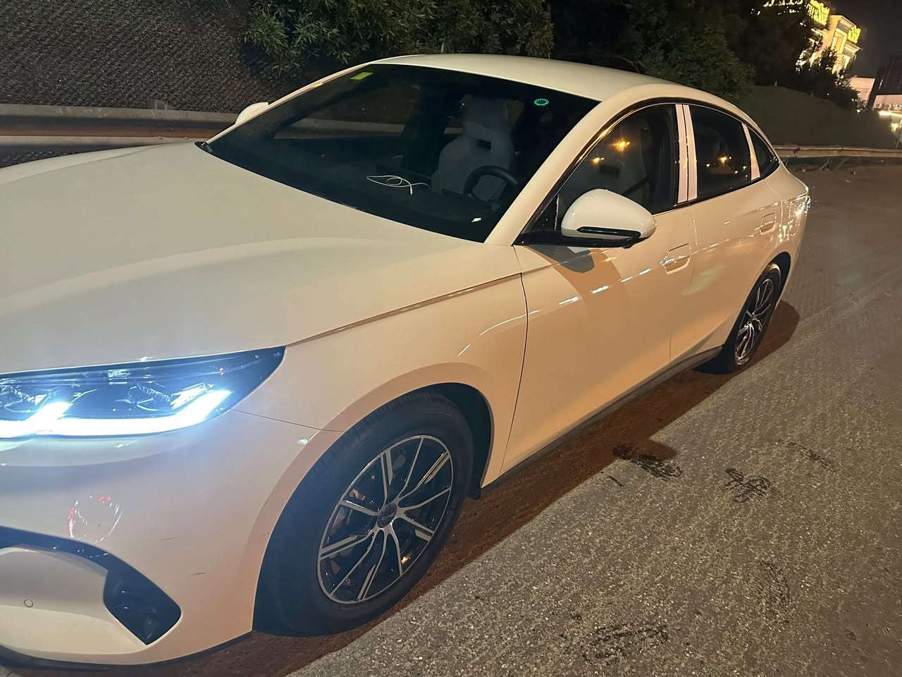 السلام عليكم..سيارة بي واي دي سيل6 موديل 2025ماشية 5000 متر يعني زيرو لون حليبي داخل ابيض جديده حساسات امامي خلفي كامره كل اتجاهات السيارة نازل بيها كل البرامج ومتحدثة اخر تحديث مع ملحقات كاملة متوفرة ومامستخدمات ابد تواصل *********** مكاني بغداد
