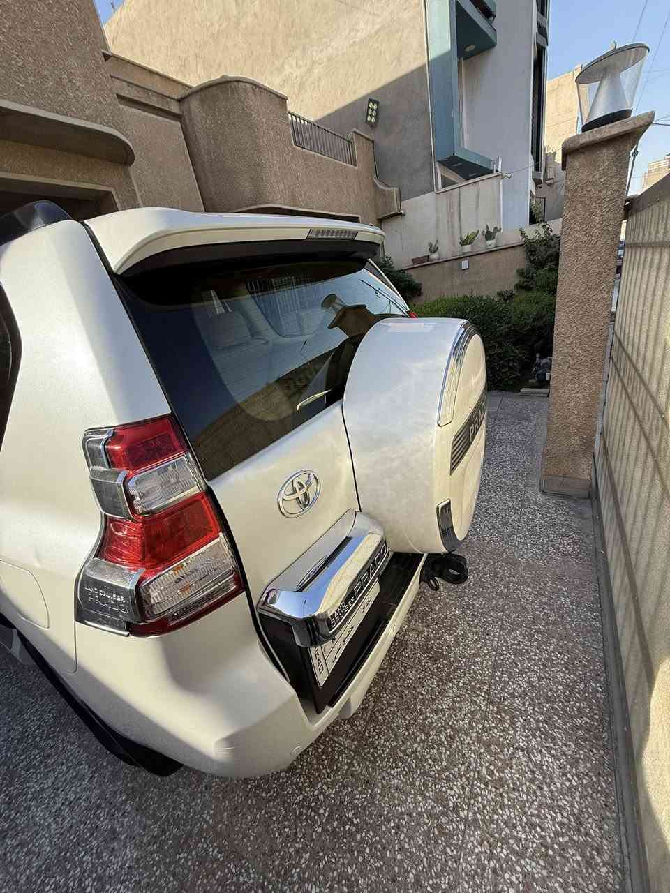 السلام عليكم  برادو ٢٠١٥ رقم بغداد فئة TXL دبل تانكي ماشية ١٥٥ الف  مكفولة بدون حادث فقط باب مبدل خلف السائق اصلي مال شركة  شرط السونار 
مكينة ٦ سلندر 
السيارة جديدة مال بيت السعر ٣٠٥$ 
المكان بغداد الغدير 
للاتصال ***********

