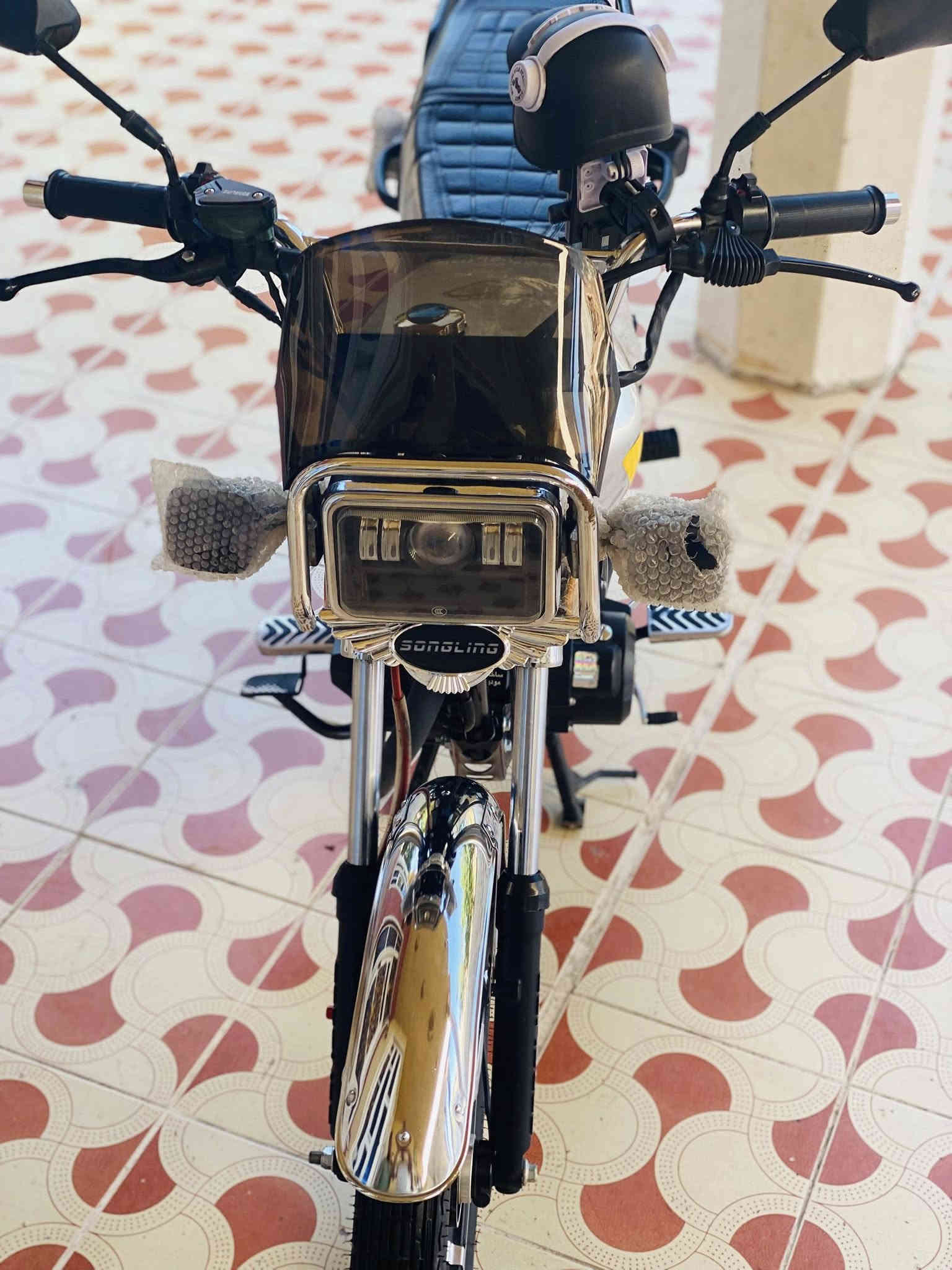 السلام عليكم دراجه للبيع سافان سونك موديل 26 زيرو زيرو صار 15 يوم من طاله من الوكيل بصمات ثنين تشقيل عن بعد مكفوله حتى من الشخط أوراق بغداد المكان واسط العزيزيه الاستفسار ***********
