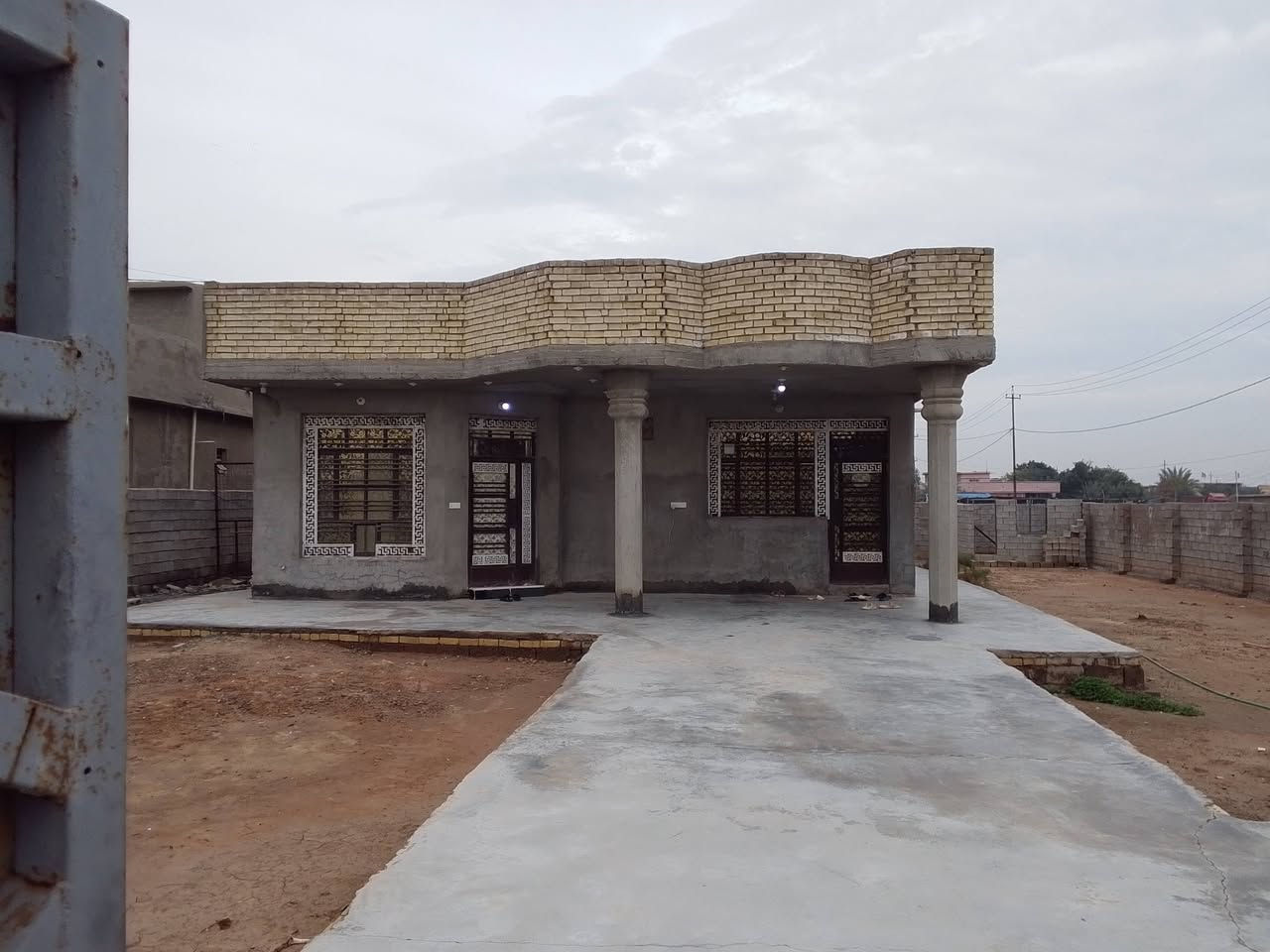 السلام عليكم بيت للبيع تقاطع النهروان مقبيل بانزين خانه الخنساء 
 علئ الشارع الف متر مبني تلثميه متر ملك صرف سند 25
للاتصال ‏‪***********‬‏
***********
