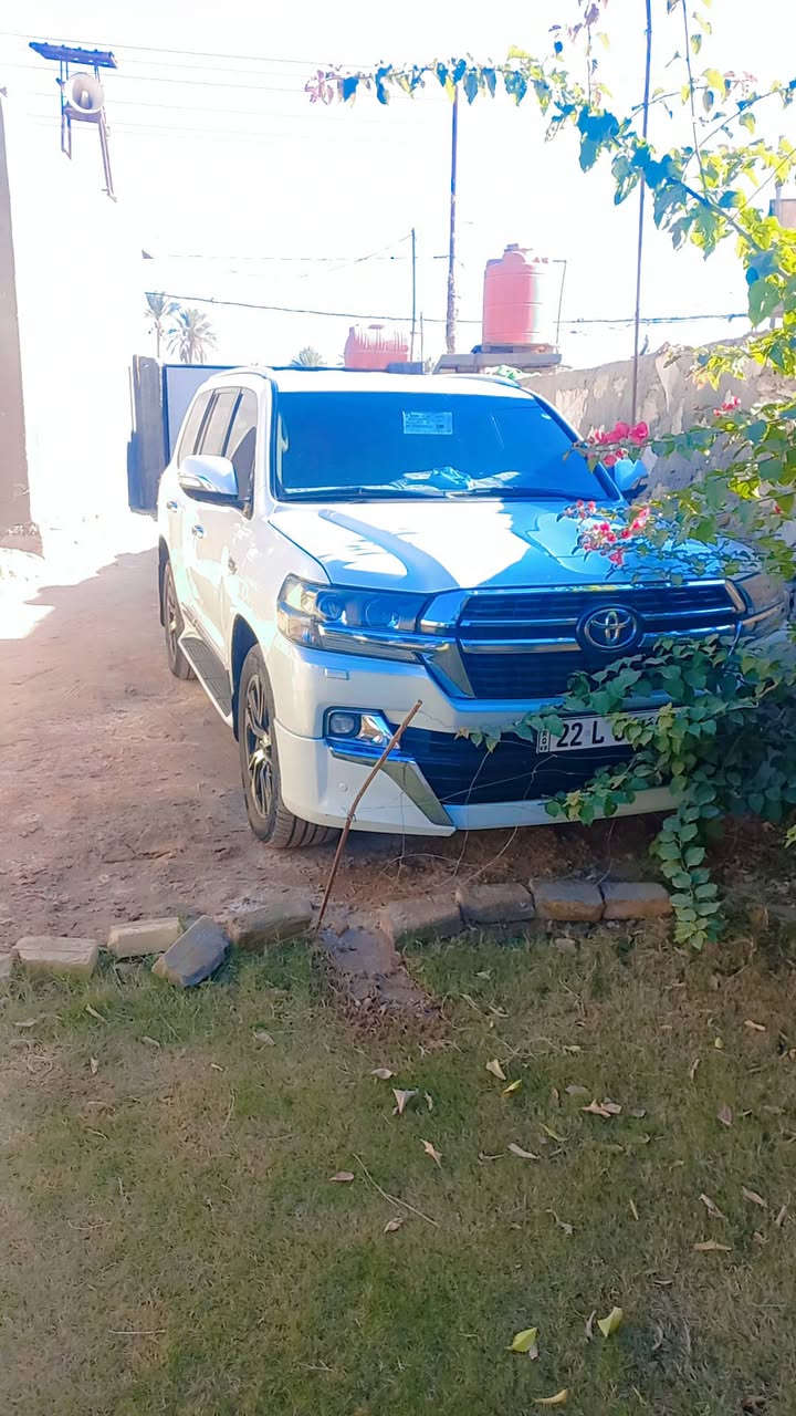 سلام عليكم لاندكروز الكزز مديل 2016  ٠٠ 8 سلندر  باقي تفاصيل تصال رقم ***********
