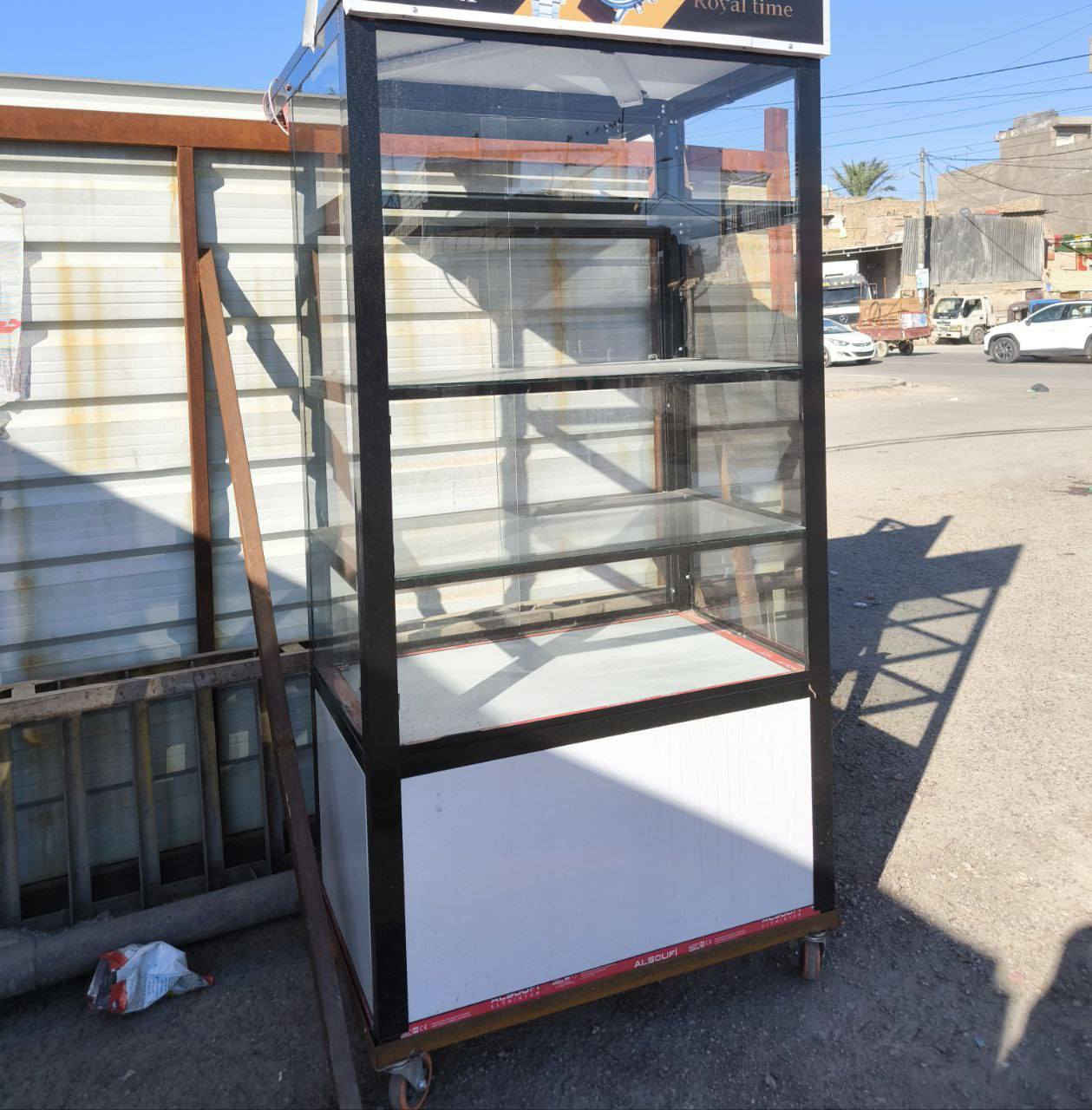 باترينة او عارضة زجاجية متحركة جديدة
تحتوي ع 4 رفوف زجاجيه  
وتحتوي ع تخزين 2 رف 
جميع الابواب تحتوي قفل 
مشتغل بيه فقط 4 ايام 
للتواصل رقم الواتساب :- ***********
مكاني الحرية
