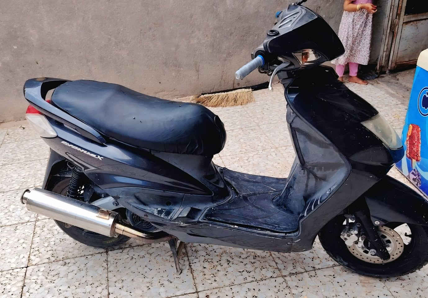 نوع الدراجه سكنز لون رصاصي اللبيع مامفتوحه 
حاويه ماخذها 1.400 الوصل موجود
ورايدها 950 المكا ناصريه مركز الاستفسار الإتصال بلرقم التالي ***********
تاريخ الشراء 15-10-2024
