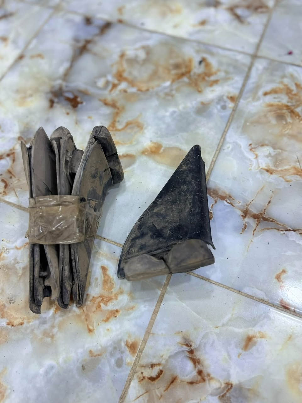 السلام عليكم من رخصت الادمن المحترم
متوفر غراض للبيع اغلب الصور عليه السعر توصيل ماعندي مماني بغداد الكرخ حي الجهاد رقمي *********** ابو يوسف
