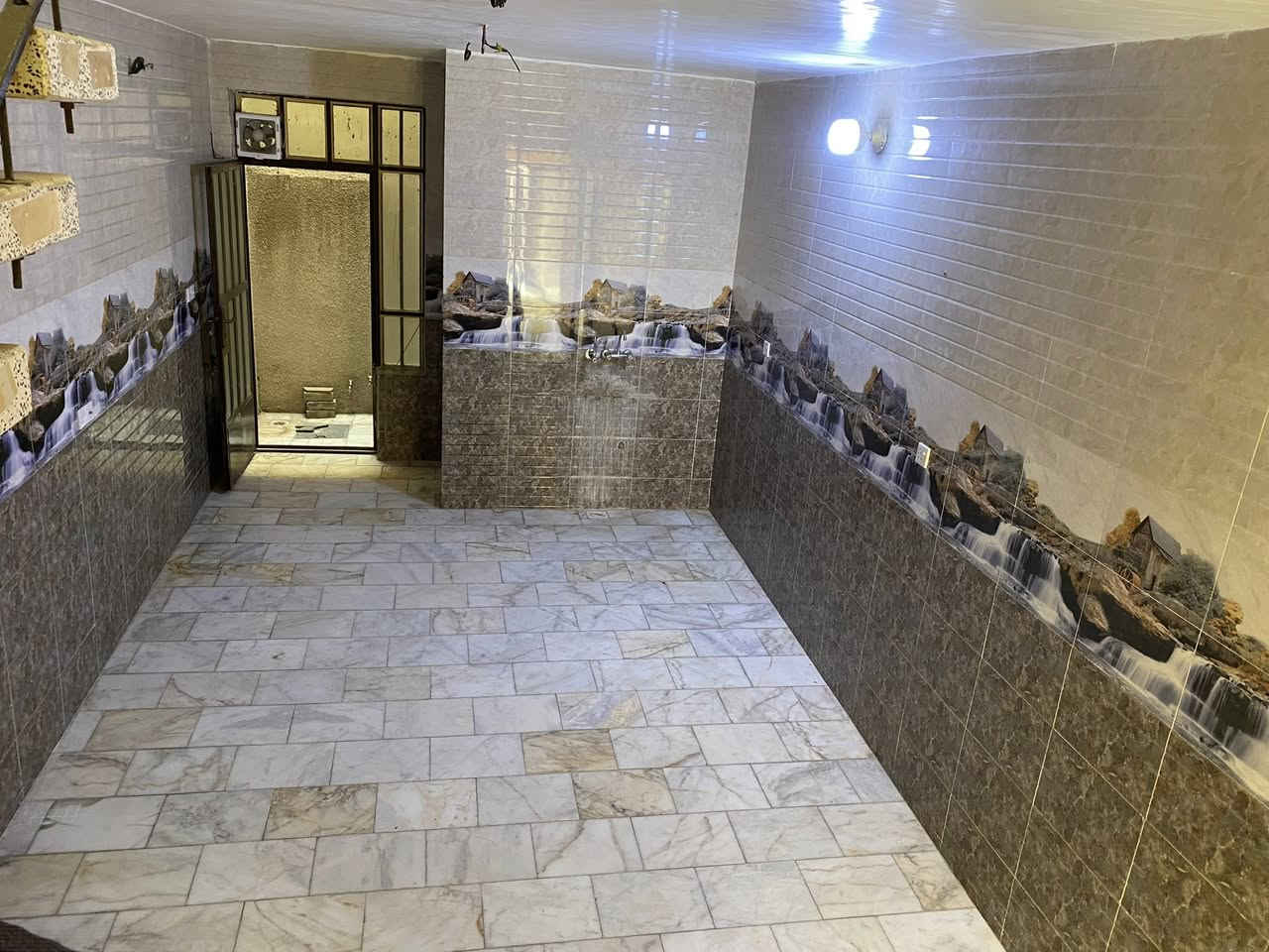 السلام عليكم
بيت للايجار في الغدير 
مساحة ٧٠ متر طابقين بناء حديث 
يوم ١٥ بال شهر يطلع منه المؤجر 
يفضل موظف وعائلة صغيرة 
‭0783 845 9893‬
