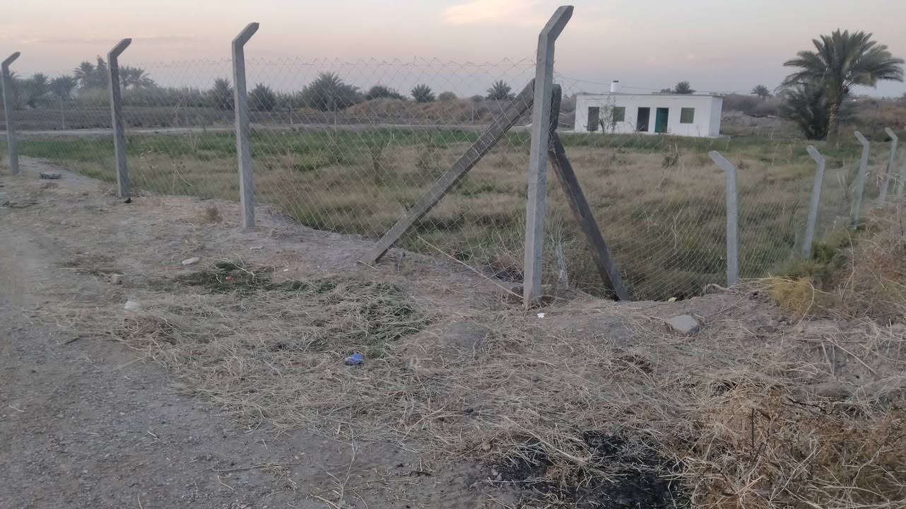 مزرعة مساحتها دونم و(٣٠٠م) مسيجة بي ار سي وبيها غرفتين وخدماتهن وكهرباء وعلى شارع رئيسي تبليط موقعها الدورة عرب جبور شارع 37 قرب تل أعمر ومضيف شيخ شفيق المعجون الجبور ومزورعة نخل٥٥نخلة وجت السعر ٤٠ واقع حال 
*********** واتساب ابو ليث 
***********
