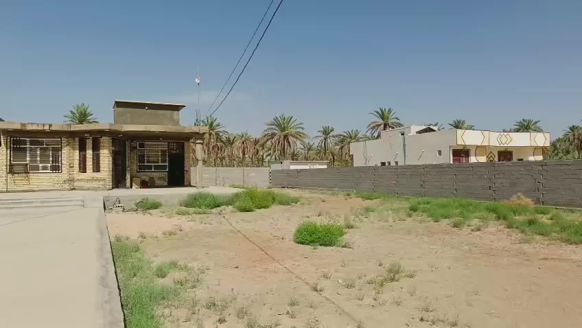 السلام عليكم المساحه نص دونم يحتوي على بيت مساحه البيت 200 متر الواجيه 20 متر سند 25 تحويل باسم المشتري شارع بغداد عامود 300 تنزل 500 م كافه الخدمات متوفره سعر 200 وقابل للتفاوض الاستفسار اكثر الاتصال***********
