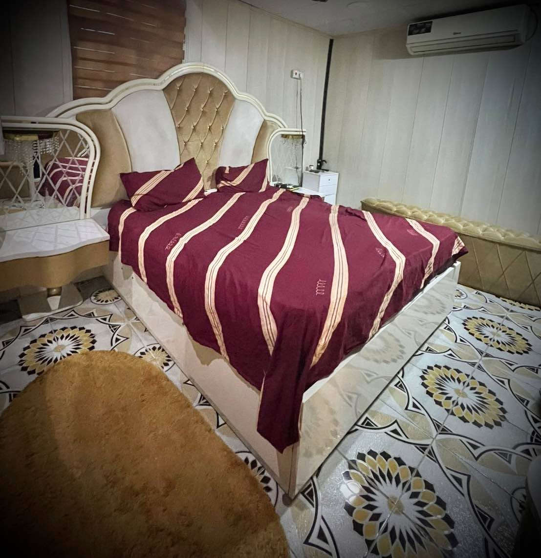 السلام عليكم دار سكن طابو ملك صرف تحويل مباشر 
يحتوي على ديوانيه وصاله ومطبخ وغرف 3 في الطابق الاول وحمام خارجي والطابق الثاني يحتوي على غرفه سويت9*5 والحمام 5*3 .والمطبخ 5*5 
لأستفسار :*********** البصرة, العراق
