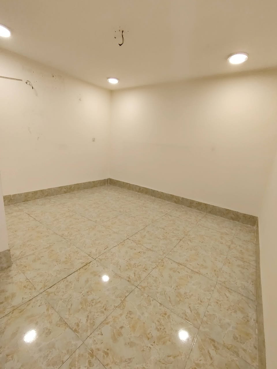 شقه طابق ثاني للبيع  معزوله عزل تام وحدها بالطابق( درج) غرفتين نوم وصاله ومطبخ وخدمات الكم راغبه خاتون شارع مسجد جلال للجادين الاتصال ***********
