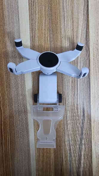 حامل هاتف للذراع PS5 من شركة Dobe الأصلية
استمتع بتجربة لعب مريحة واحترافية مع حامل الهاتف المخصص ليد تحكم البلايستيشن 5.
يسمح لك بتثبيت هاتفك على ذراع PS5 بسهولة وثبات، مثالي لخدمة Remote Play، وألعاب الجوال، والبث المباشر، ومشاهدة الفيديو أثناء اللعب.

---

المميزات:

🎮 تصميم مخصص لذراع PS5 DualSense لضمان أفضل ثبات وأمان
📱 متوافق مع أغلب أنواع الهواتف (Android / iPhone)
🔁 زاوية قابلة للتعديل 180° للعثور على أفضل وضعية للرؤية
⚙️ تركيب سريع وسهل بدون أدوات إضافية
🔒 قابض قوي يمنع انزلاق الهاتف أثناء اللعب
💎 جودة تصنيع ممتازة من شركة Dobe منذ 1999

---

استخداماته:

لعب ألعاب PS5 عبر Remote Play

لعب ألعاب الهاتف باستخدام يد التحكم
مكاني علي الصالح 
هاتف *********** بغداد
