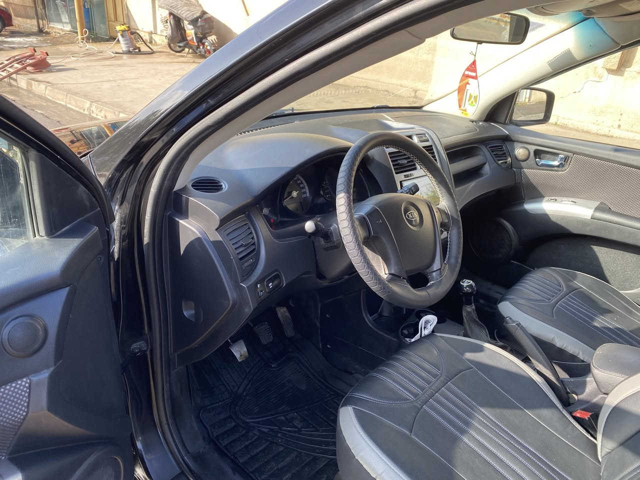 السلام عليكم ورحمة الله وبركاته للبيع كيا سبورتج 2007بيها صبغ بوند ونص  جاملغ بدون دواخل شرط كير ومحرك طخم جديد السعر 93بيها مجال ***********
