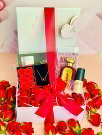بوكس عيد الحب • ورد أحمر • عطر أنثوي