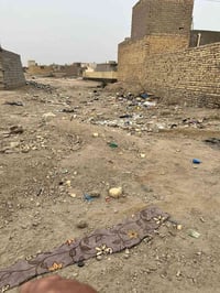 قطعة لبيت المساحة 200 م كهرباء وماي ومجاري بالباب رقم 07830998299 اتصل...