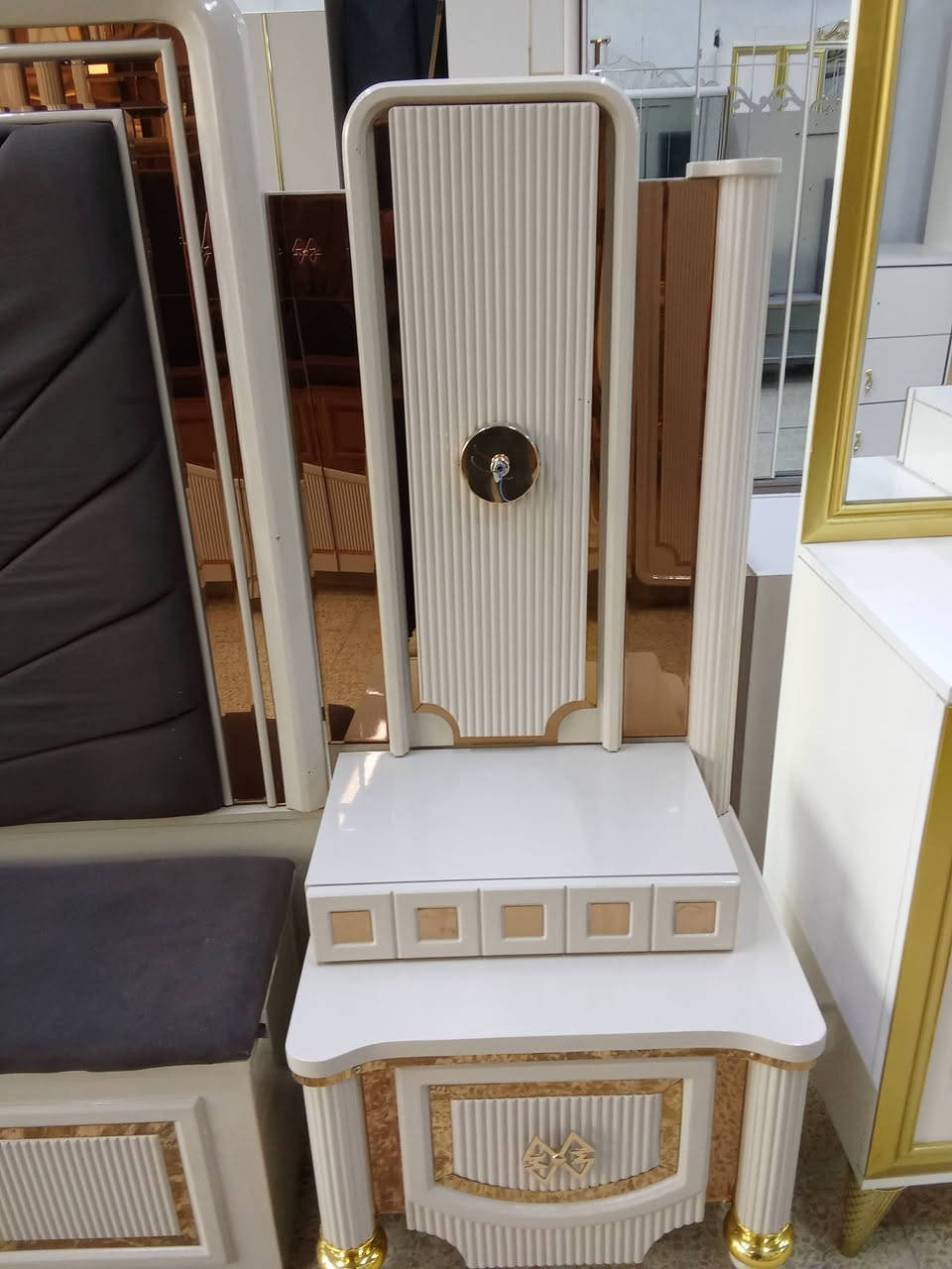 غرفه تركي ماركه نظافه 90/100 

تسع قطع 8بواب شد ونقل مجاني 

اي استفسار ع رقم او واتساب 

***********
***********
