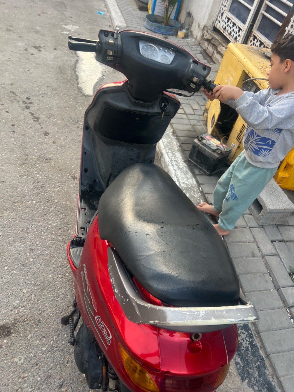 فراشة نثية الدراجة كاملة اي نقص مابيها مكينتها بلادية ما مفتوحة كهربائيات كلها شغالة من الطول للطول مكينتها خرسة معدل حلو كاملة من كلشي سعرها 450  مكاني بــ دور الشرطة ***********