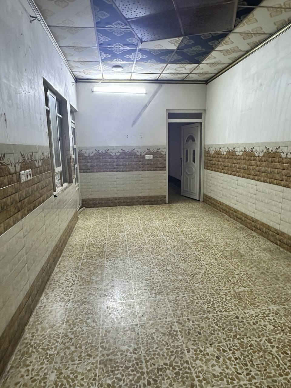 يتوفر 🛑🛑🛑🛑🛑🛑🛑🛑🛑
دار للايجار في حي سومر 
مساحة 100 متر 👉👉👉👉👉👉👉👉
بناء حديث فول 
طابق ونص 🫸🫸🫸🫸🫸🫸🫸
ط1 يتكون من غرفة وهول واستقبال وصحيات ومطبخ 
ط2 يتكون من غرفة 
السعر 300 قفل 
قرب السوق 
للاتصال والاستفسار ***********
***********
