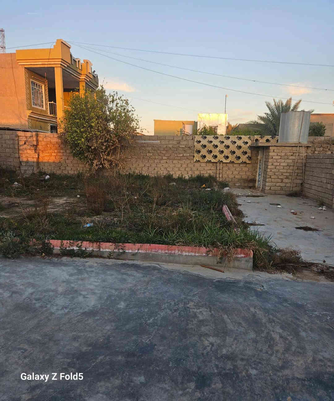 السلام عليكم ارض مع دار للبيع جاهز للسكن الموقع السده من جهة بعاجة  مساحة 1500 متر
الدار غرفتين وهول وربعه ومطبخ وصحيات داخليه وخارجيه ومخزن عدد2
السعر 75 
الستفسار
***********
***********
