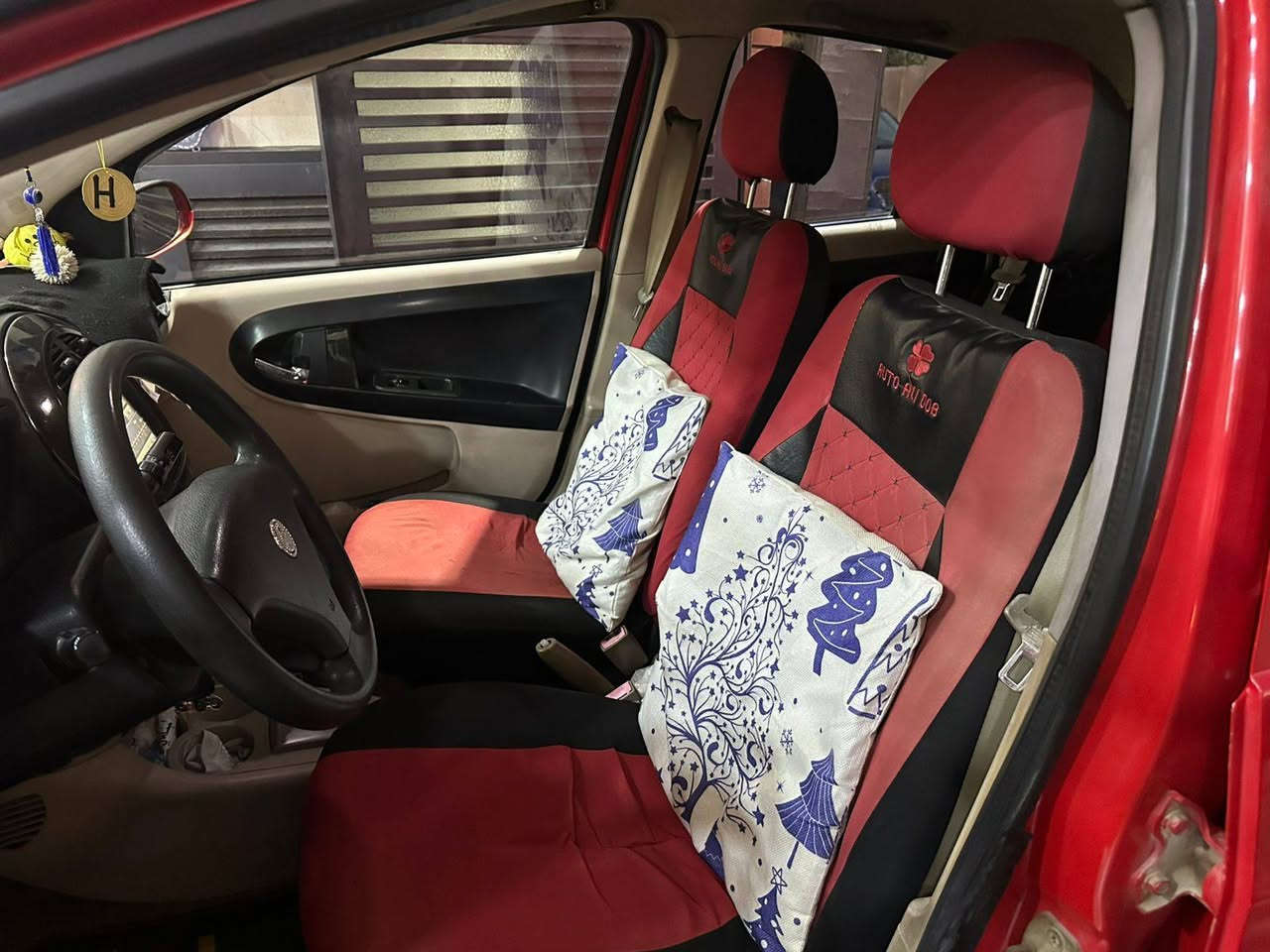 جيلي باندا موديل 2013 رقم بغداد ماشية 75 ألف بيه قطع صبغ أبيع حزام 
السعر 4600$ وبيه مجال بسيط 
الاتصال ***********
