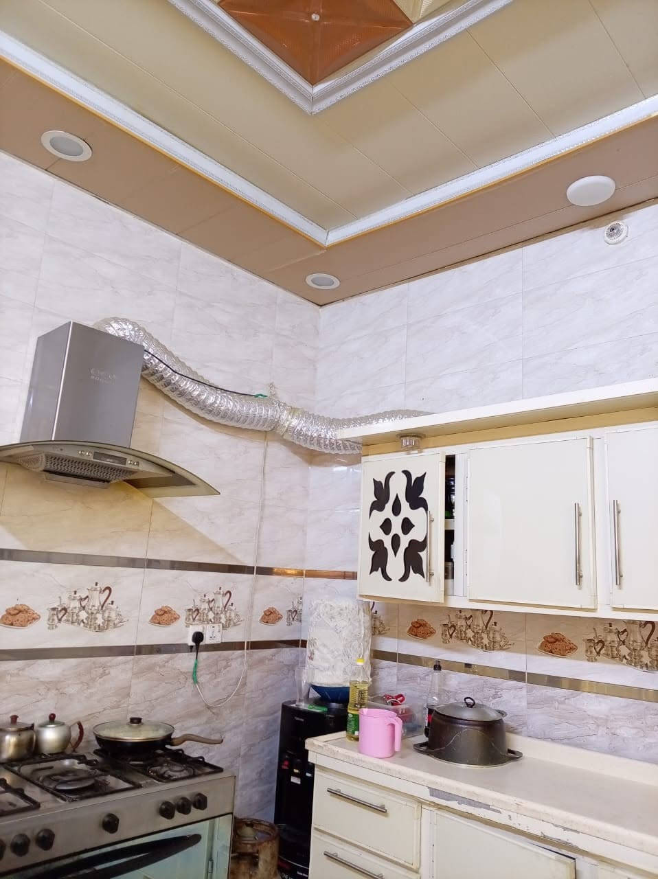 دار للبيع حي الزهراء شارع ١٥متر ١٠٠متر مربع ١٠×١٠ طابقين يحتوي على ٣غرفه نوم واستقبال ومطبخ وصاله وصحيات البيت نضيف السعر ٢٩٠ مليون مع المجال 
***********
حسين الرماحي
