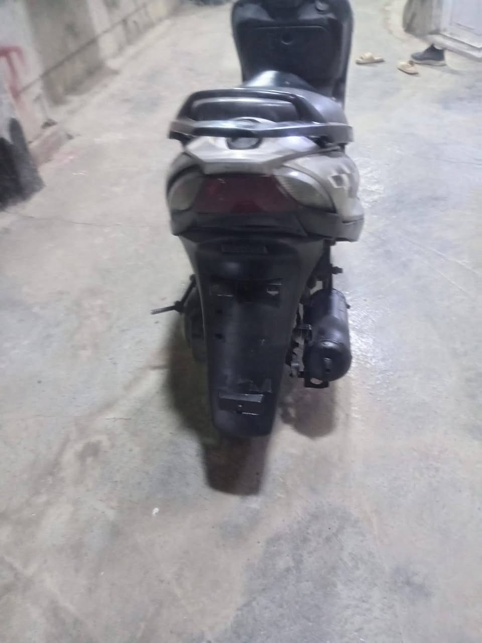 السلام عليكم دراجة ماكس 140 كهربائيات كاملة تايرات 2جدد دراجة كاملة وحلوة محرك نضيف حيل ونشط فقط الكابريتر بيها خربطة كاملة سلف وهندر  السعر 275مكان عبايجي ***********
