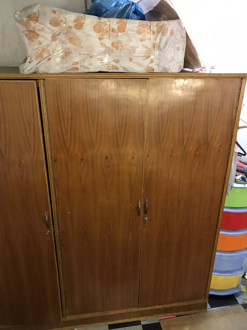 كنتور 3 ابواب جبير للبيع 200 الف وبي مجال
بغداد المنصور 14 رمضان 
***********
واتساب
