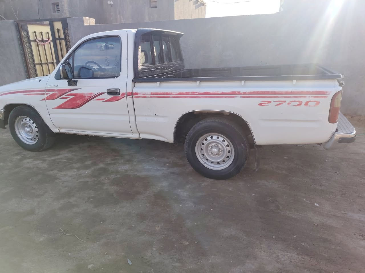 سياره موديل 2000 مكينه گير حداديه شاصي مكفولات السياره بيه فقط باردات ثنين بصيطات  رقم واصط توني مرقم دولي السياره بسمي الشراي يلتصل ويدلل ***********
