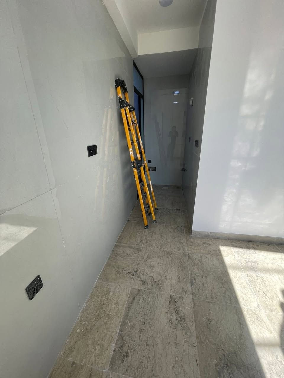 💎 للإيجار في السيدية 💎
📢 منشور رقم: ((557))
للإيجار في السيدية
شقة مساحة 55 متر زيرو مودرن
📍 طابق أول وطابق ثاني
تتكون من:
• غرفة نوم
• صالة
• مطبخ
• خدمات
✨ الشقة مجهزة بـ:
✔️ كاونتر
✔️ طباخ
✔️ غسالة
💰 بدل الإيجار: 600 ألف 

وطابق ثاني 500 الف

📞 للاستفسار أكثر لاتصال عبر

 الرقم التالي ***********
***********
