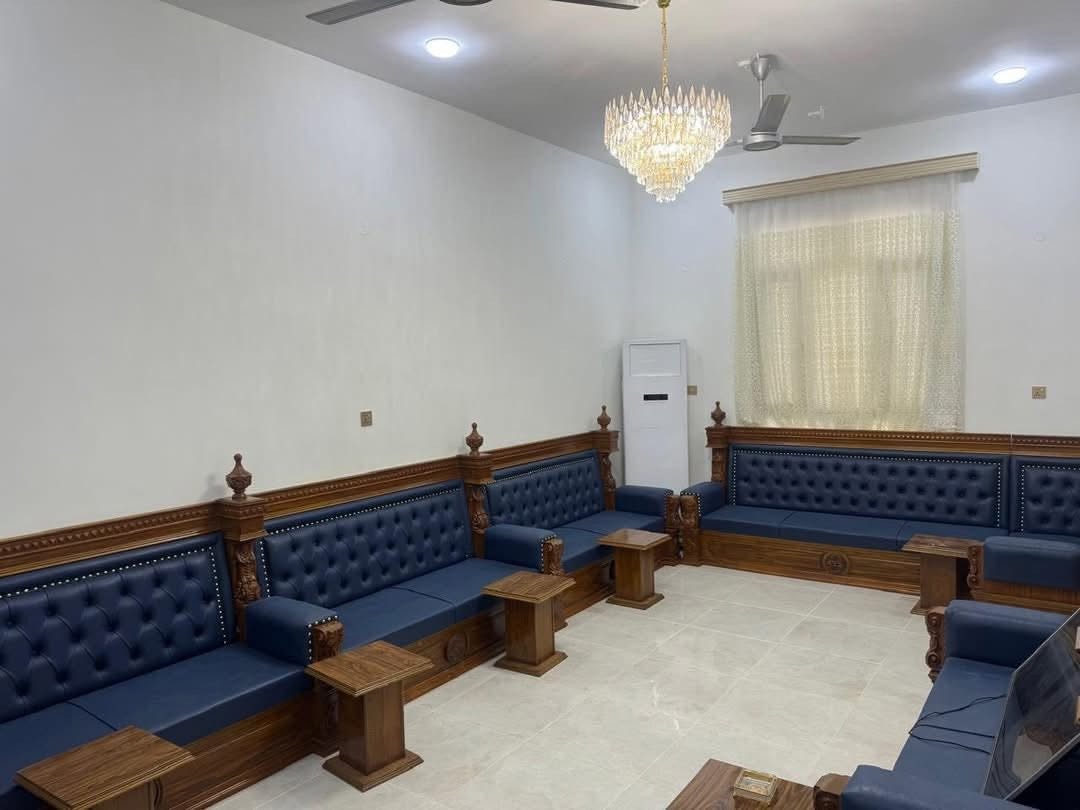 بيت طابقين للبيع في منطقة حي الرضا موقع ممتاز جداً البيت حديث ونظيف جداً
.
جنس العقار / طابو ملك صرف باسم شخص واحد 
مساحة البيت 300 متر  ، الواجهه  15 ، نزال 20

مواصفات البيت /  
الطابق الأرضي : يحتوي على كراج كبير ، حديقه ، مطبخ حار + بارد ، منور ، صاله ، صحيات ، 2 غرف نوم ، استقبال عدد 2 ، كليدور وصحيات 

الطابق الأول : غرف منام عدد 2 ، صاله كبيره ، صحيات ، سطح عدد 2 ، ارضيه البيت بورسلين هندي 

بناء درجه اولى
من تسليح وصب وطابوك ومجاري وكهربائيات واساس وكل المواد اعلى فئه

سعر البيت 700 بدون اثاث 
مع الاثاث 725

للمعلومات اكثر 

الاتصال على الرقم الموضح ***********
او زيارة موقعنا 
البصره _ شارع عام حي الزهراء _ قرب مستشفى النفط 
الذهبي للاستثمار العقاري
مجاز قانونياً
