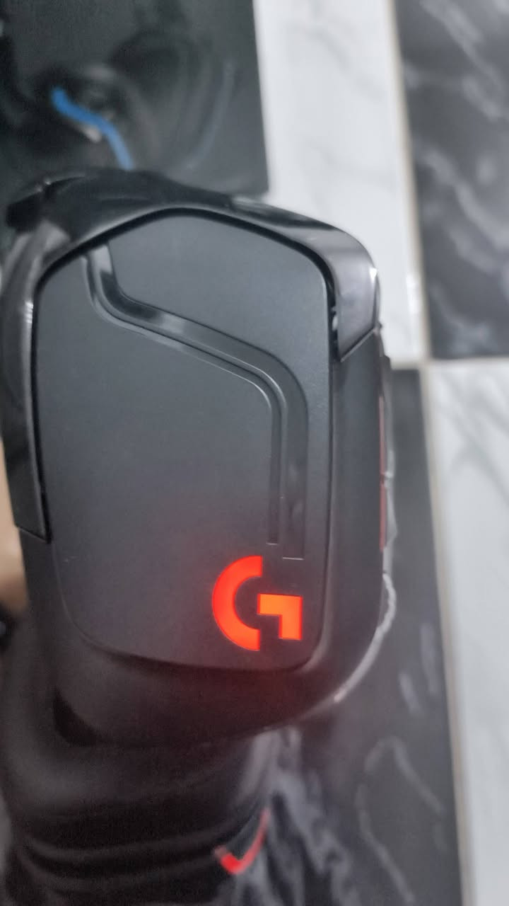 للبيع سماعة لوجيتك اللاسلكية Logitech G933s 7.1 (بحالة جيدة) حجمها حلو سعر 150 الف
السلام عليكم شباب، للبيع سماعة الكيمنك الاحترافية Logitech G933s. السماعة لاسلكية وتشتغل على (البيسي، البلايستيشن، والاكس بوكس).
النظافة: السماعة نظيفة مثل ما موضح بالصور، استخدام بسيط بس دكمة التشغيل تشكل شوية بس ماكو مشاكل بالصوت.
الملحقات: كاملة مع كارتونها، والقطعة اللاسلكية.
البطارية: بحالة ممتازة وتطول وياك بالشحن.
المميزات: صوت محيطي 7.1 عالي الدقة، مايك مدمج واضح جداً يدعم خاصية الكتم عند الرفع (Flip-to-mute)، وإضاءة RGB تكدر تتحكم بيها من برنامج لوجيتك.
السعر: 150 ألف دينار عراقي (وبيها مجال).
(متوفر توصيل).
للتواصل والاستفسار يرجى مراسلة الخاص أو على الواتساب: ***********
