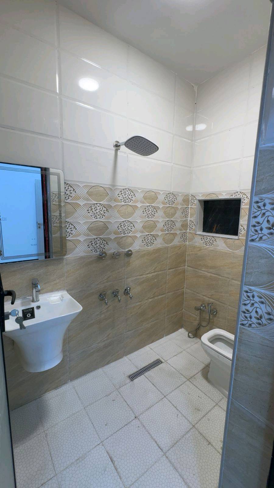 بيت للبيع مساحخ 55 واجهه7,752
الدوره ابو طياره قرب مطعم بيك جكن يتكون من 2غرف نوم استقبال مطبخ 2 حمامات