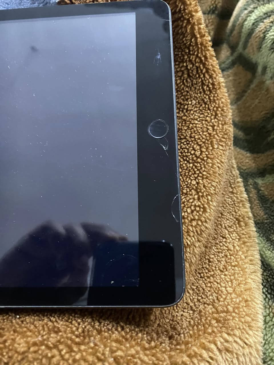 ايباد 9 ذاكرة64 بي هاي الفطرين موضح بالصورة والبصمة متشتغل الدكمة عادي مابيها شي وياه جهاز تبريد للبيع فقط السعر 180 مكاني بغداد البلديات ***********
