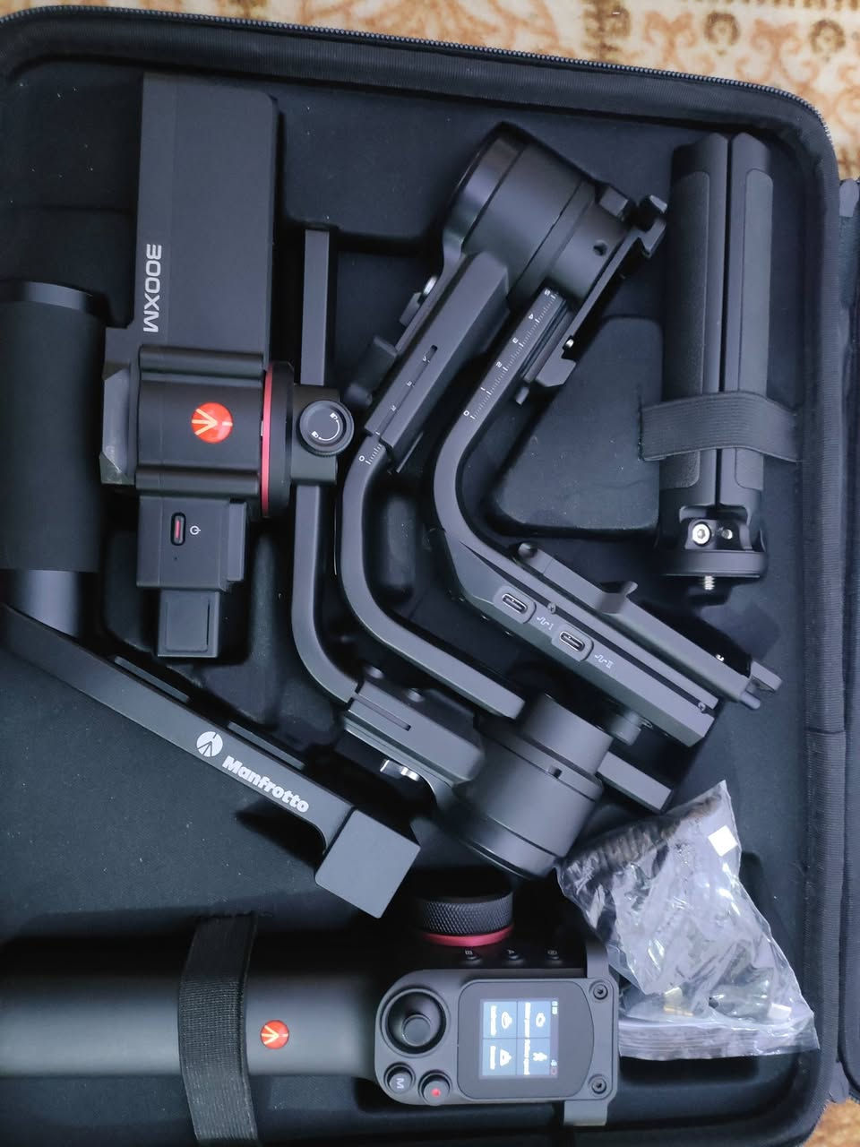 كمبل  مانفروتو (Manfrotto MVG300XM Modular Gimbal). 

يتميز بتصميم معياري مع مقبض قابل للفصل يمكن استخدامه كوحدة تحكم عن بعد.

 يدعم كاميرات (CSC) و (DSLR) بوزن يصل إلى 3.4 كجم.

شاشة LCD تعمل باللمس لسهولة اختيار الإعدادات وذراع تحكم (Joystick) لحركات الحامل.

ذاكرة نقاط توازن ونقاط علام (Position memory red dot) لتسهيل الإعداد.

السعر 250 الف اخر قطعه


**إذا كنت صاحب هذا الإعلان وتريد حذفه لأي سبب، رجاءا أرسل رسالة إلى الدعم الفني**