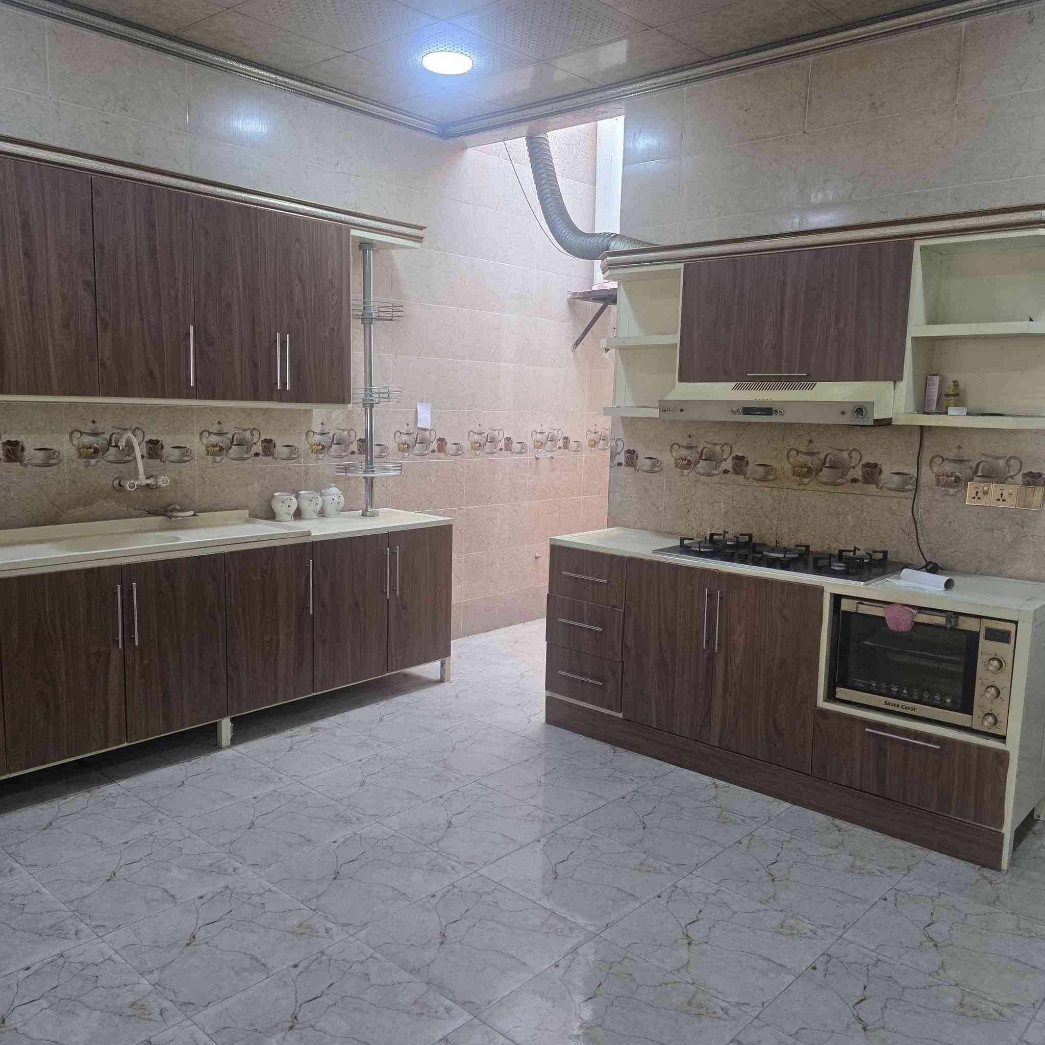 دار 100متر طابو للبيع 
بناء جديد فول كاشي بيت فارغ مع كاونتر و طباخ العنوان كركوك قادسية الثانيه قرب مسجد ريكا راست قريب على شارع العام للأستفسار مراجعة مكتب نور الكبير التجاري *********** السعر 75مليون
