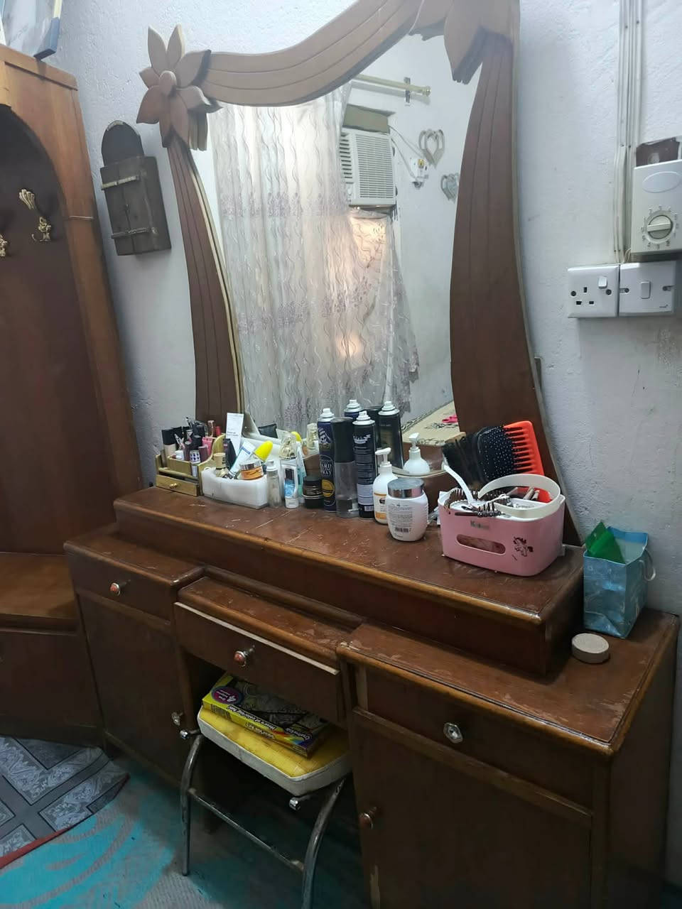 للبيع غرفه كنتور 6 بوب وجربايه وميز مرايه وزاويه
نظيفه مابي ايي ضرر بس مرايه مكسوره 
سعرها ب٣٥٠.


**إذا كنت صاحب هذا الإعلان وتريد حذفه لأي سبب، رجاءا أرسل رسالة إلى الدعم الفني**