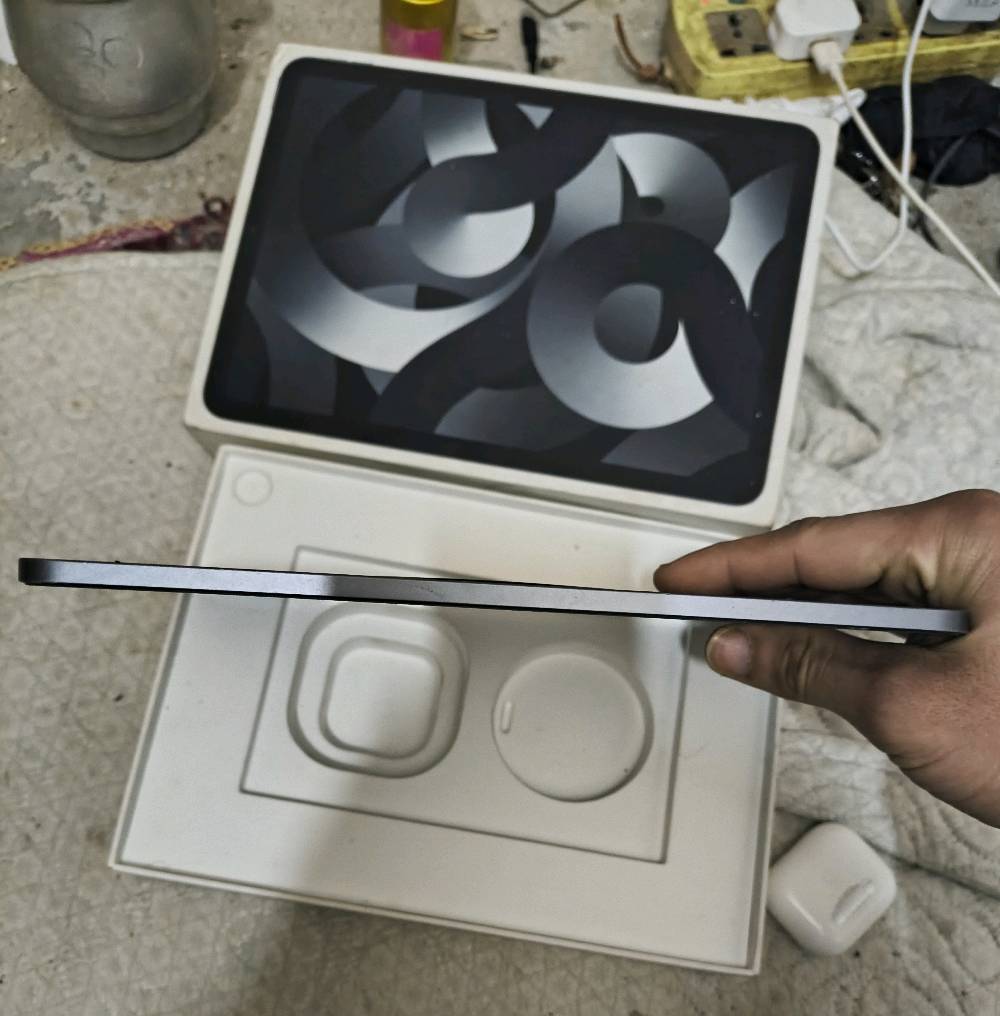 ايباد air 5 معالج m1 المعروف باادائه الخارق نظافة ٩٧٪ ذاكرة ٦٤ بطارية ثمانينات وياه شاحنة وكارتون بصمه إصبع متوقفة فقط سعر ٤٥٠توصيل متوفر أو مراوس بايباد حسب القناعه