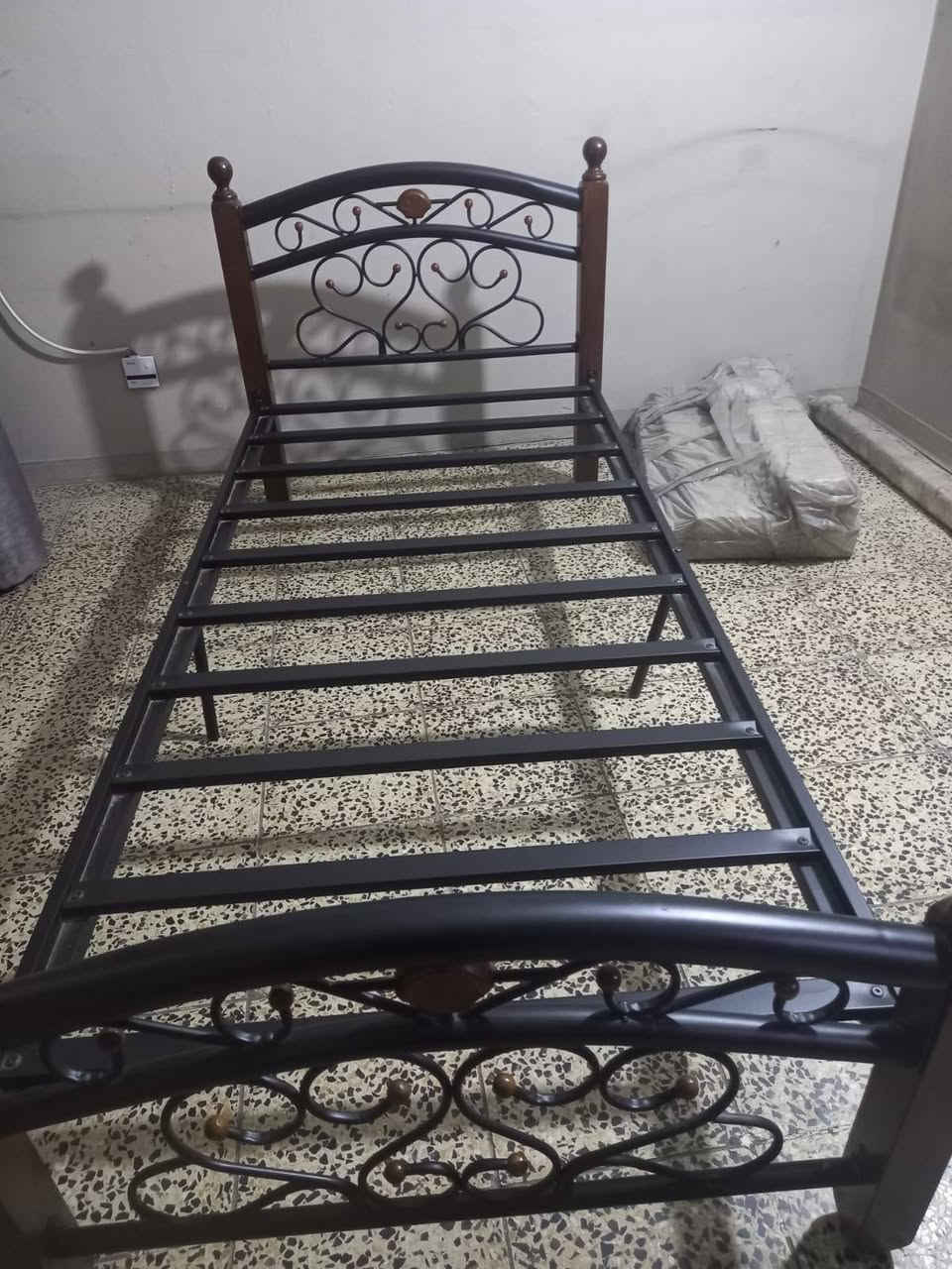 السلام عليكم ..
من رخصه الادمن ..
سرير نفر عدد ٢ جديد غير مستخدم واحد مشدود والثاني بالباكيت بعده ما مشدود سعر السرير الواحد ٦٠ الف وبيه مجال جدا بسيط لايوجد توصيل 
للتواصل رقم الهاتف ***********
العنوان بغداد الكرخ السيدية العمارات السكنية مجمع ٥
