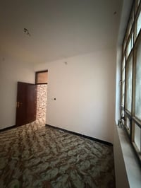 بيت للايجار مساحه 50متر 3طوابق  يتكون من مطبخ وصاله وصحيات ومنور  الطا...