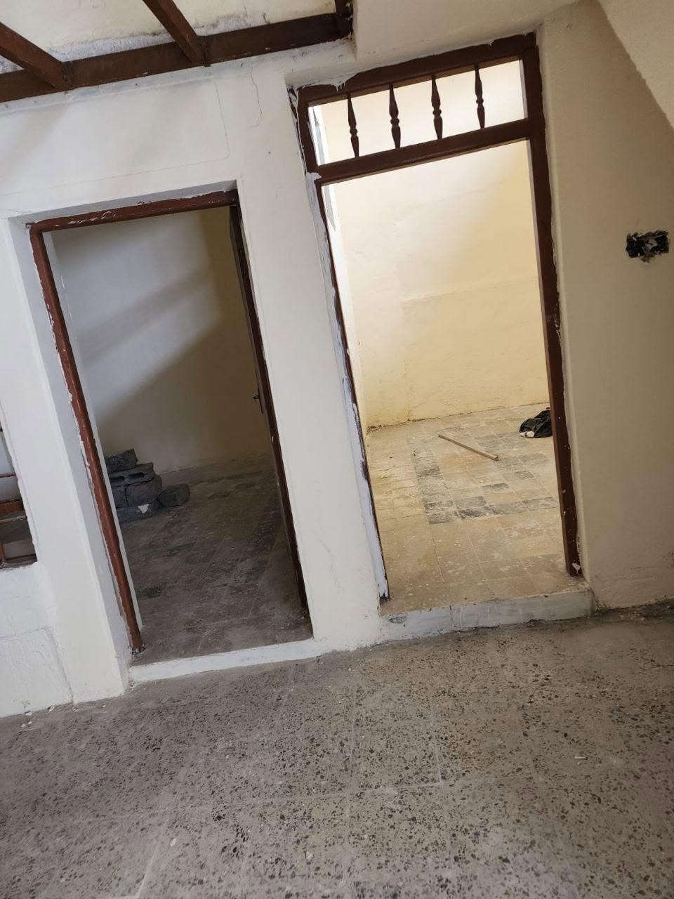 للبيع بيت في الموصل -باب لكش ركن 
المساحة 81m2 سند منفصل ومكون من غرفتين وصحيات ومطبخ في الطابق الاول وغرفتين بالطابق الثاني والسقف صب كونكريت 
قرب جامع مجول واعدادية الموصل للبنات وقريب على شارع خالد بن الوليد وسابقا كان مؤجر مخزن لمحلات الكهربائيين 
السعر 72 مليون وبي مجال

التوصيل واتس اب  ***********
او إتصال هاتفي  ***********
