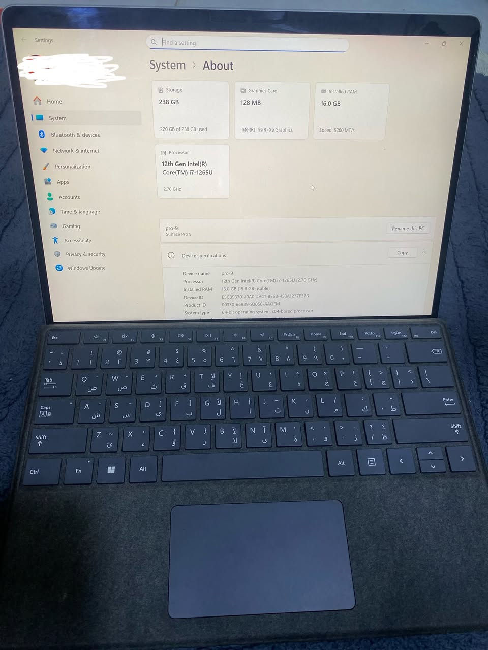💻 Microsoft Surface Pro 9 – Core i7 (جيل 12)
مع الجهاز كيبورد وقلم الاصليات مع ادابتر
جهاز قوي وخفيف يجمع بين اللابتوب والتابلت بتصميم أنيق وأداء عالي، مناسب للعمل، الدراسة، والرسم.

المواصفات:
 • المعالج: Intel Core i7-1255U (الجيل 12)
 • كرت الشاشة: Intel Iris Xe Graphics
 • الرام: 16GB LPDDR5
 • التخزين: SSD 256GB (قابل للتبديل)

الشاشة:
 • 13 إنش PixelSense Flow Touchscreen
 • دقة عالية 2880 × 1920
 • معدل تحديث 120Hz
 • تدعم اللمس والقلم

الملحقات:
 • ⌨️ Surface Signature Keyboard
 • ✏️ Surface Slim Pen 2
 • يُخزن ويُشحن داخل الكيبورد لاسلكياً

مميزات إضافية:
 • نظام Windows 11
 • Wi-Fi 6 وBluetooth
 • منافذ Thunderbolt 4 / USB-C
 • بطارية تدوم لساعات طويلة
 • وزن خفيف مناسب للتنقل
السعر : 1.400.000
الجهاز اخو الجديد 
✨ جهاز مثالي لرجال الأعمال، الطلاب، والمصممين.


**إذا كنت صاحب هذا الإعلان وتريد حذفه لأي سبب، رجاءا أرسل رسالة إلى الدعم الفني**